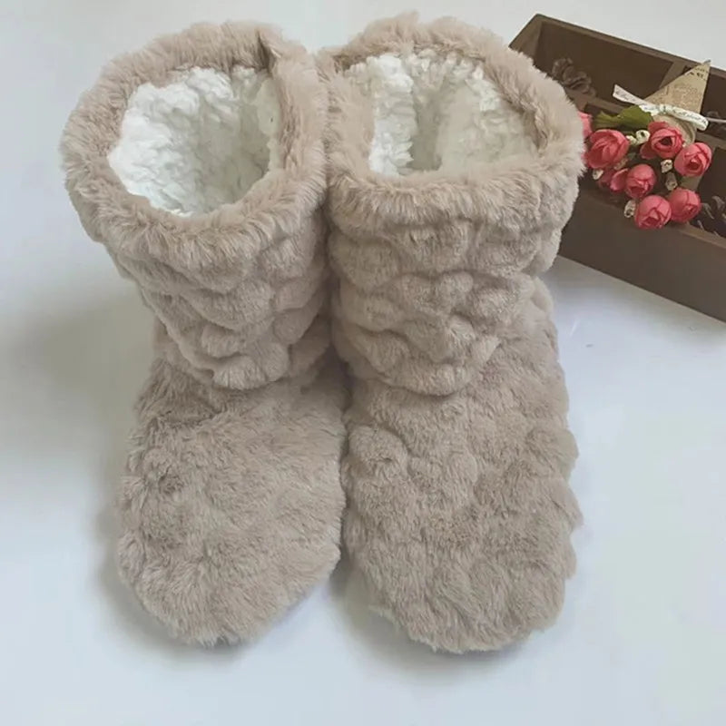 Gemütliche Damen Winter Hausschuhe in Beige, ideal für warme Füße zuhause. Kuschelige Pantoffeln für Frauen.