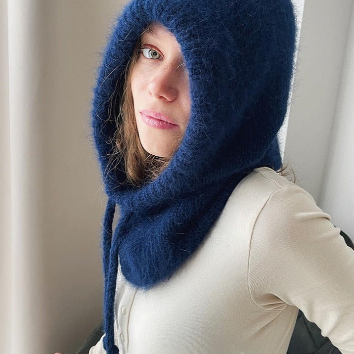 Blauer Damen Kapuzenschal aus Strick, bietet Schutz für Kopf & Hals. Praktische Damenmütze & Schal in einem.