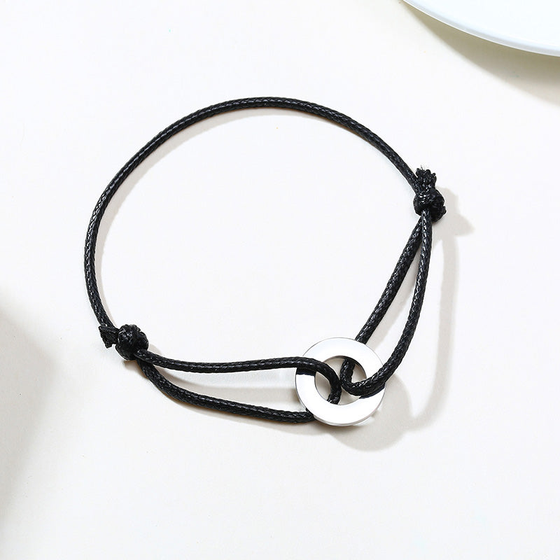 Nahaufnahme von oben: Geflochtenes Herren Lederarmband mit glänzendem Edelstahl-Magnetverschluss.