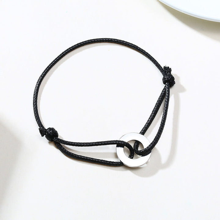 Nahaufnahme von oben: Geflochtenes Herren Lederarmband mit glänzendem Edelstahl-Magnetverschluss.