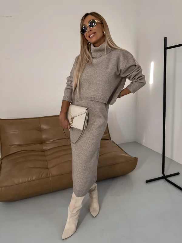 Modisches Damen Strickkleid mit passendem Rollkragenpullover, perfekt für einen lässigen & eleganten Look.