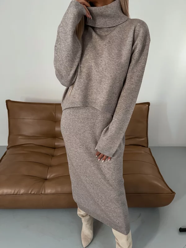 Kuscheliges Damen Freizeitkleid Strickset mit Rollkragenpullover, ideal für kalte Tage und Komfort.