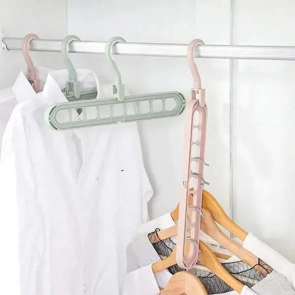 Innovatives Ordnungssystem: Platzsparender Kleiderbügel Organizer für 9 Kleider im Kleiderschrank.