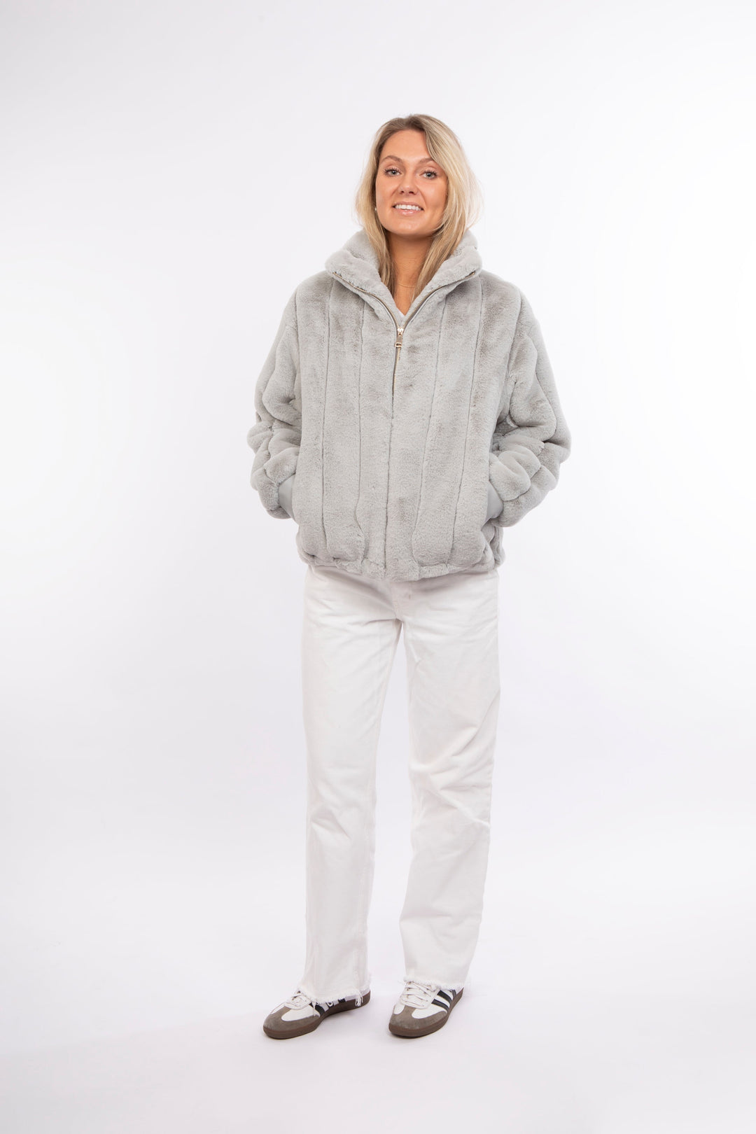 Flauschige Damen Bomberjacke blaugrau, ideal als warme Winter- oder stilvolle Übergangsjacke. Moderner, lässiger Blouson.