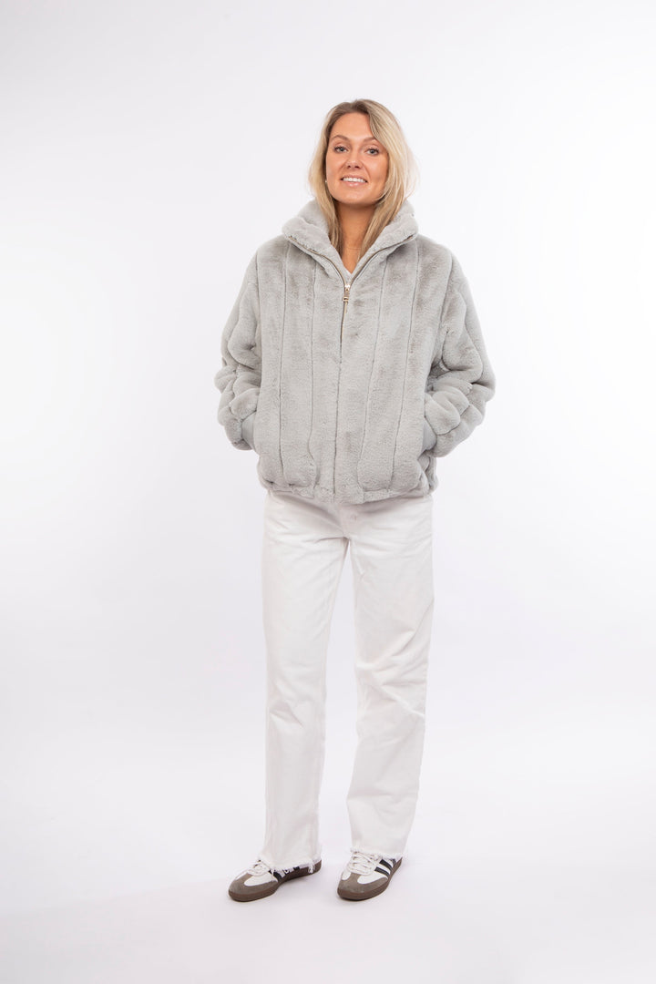 Flauschige Damen Bomberjacke blaugrau, ideal als warme Winter- oder stilvolle Übergangsjacke. Moderner, lässiger Blouson.