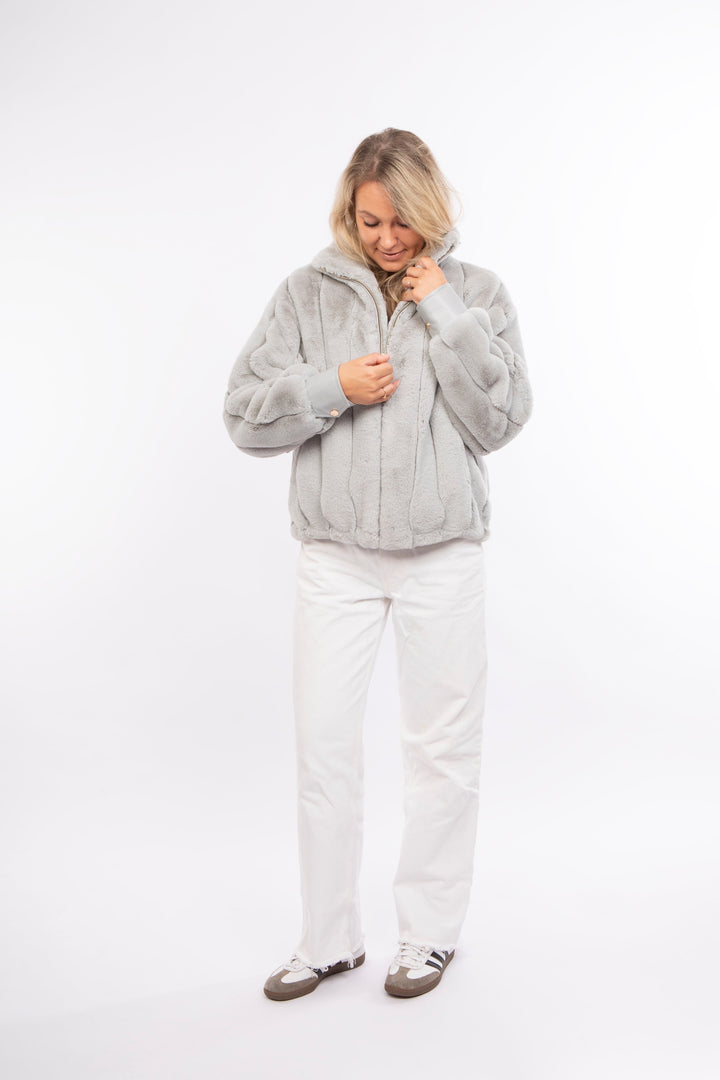 Stilvolle Damen Flauschjacke Blaugrau, weich & warm. Perfekt als Casual Winter- oder Übergangsjacke. Komfortabler Blouson.