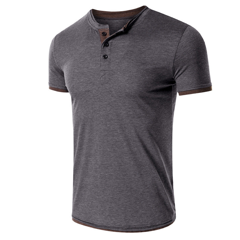 Stylisches Herren Kurzarm Henley Shirt mit feinen Kontrast-Details. Ein bequemes Oberteil für Frühling und Sommer.