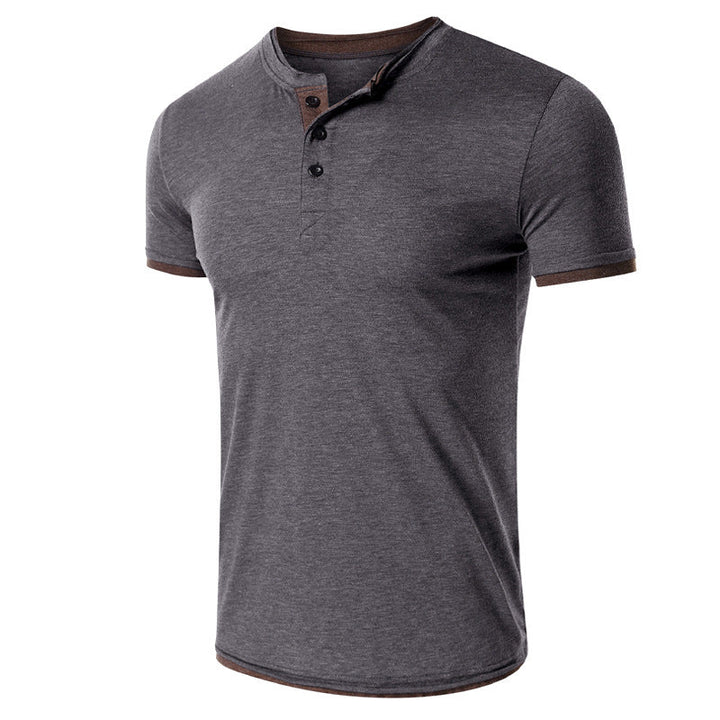 Stylisches Herren Kurzarm Henley Shirt mit feinen Kontrast-Details. Ein bequemes Oberteil für Frühling und Sommer.