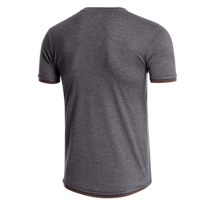 Vielseitiges Slim Fit Henley T-Shirt für Herren. Das Kurzarmshirt mit Kontrast-Details passt zu Smart Casual Outfits.