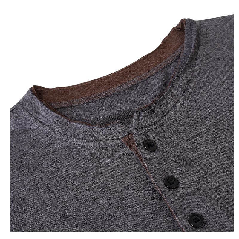 Trendiges Männer Henley T-Shirt mit V-Ausschnitt & Kontrast-Details. Ein körperbetontes Freizeitshirt für den Sommer-Look.