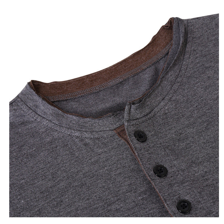 Trendiges Männer Henley T-Shirt mit V-Ausschnitt & Kontrast-Details. Ein körperbetontes Freizeitshirt für den Sommer-Look.