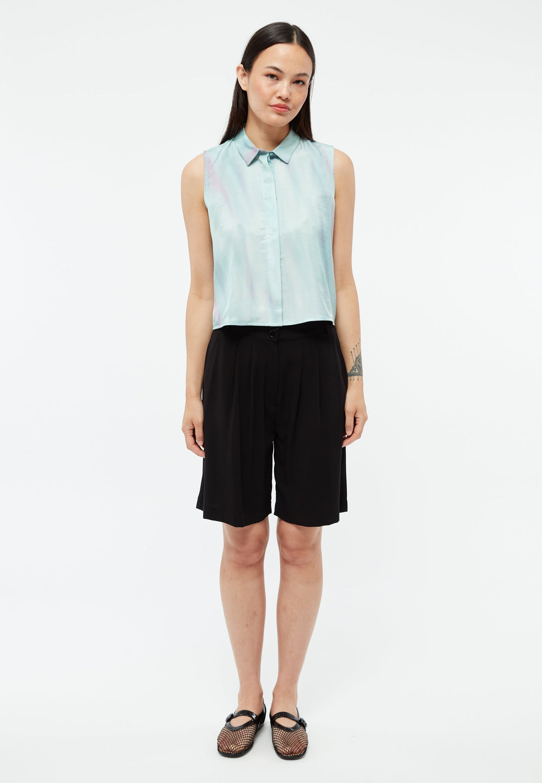 Modische cropped Kurzarmbluse für Damen mit stilvollem Umlegekragen und voller Knopfleiste, ideal für Freizeit.