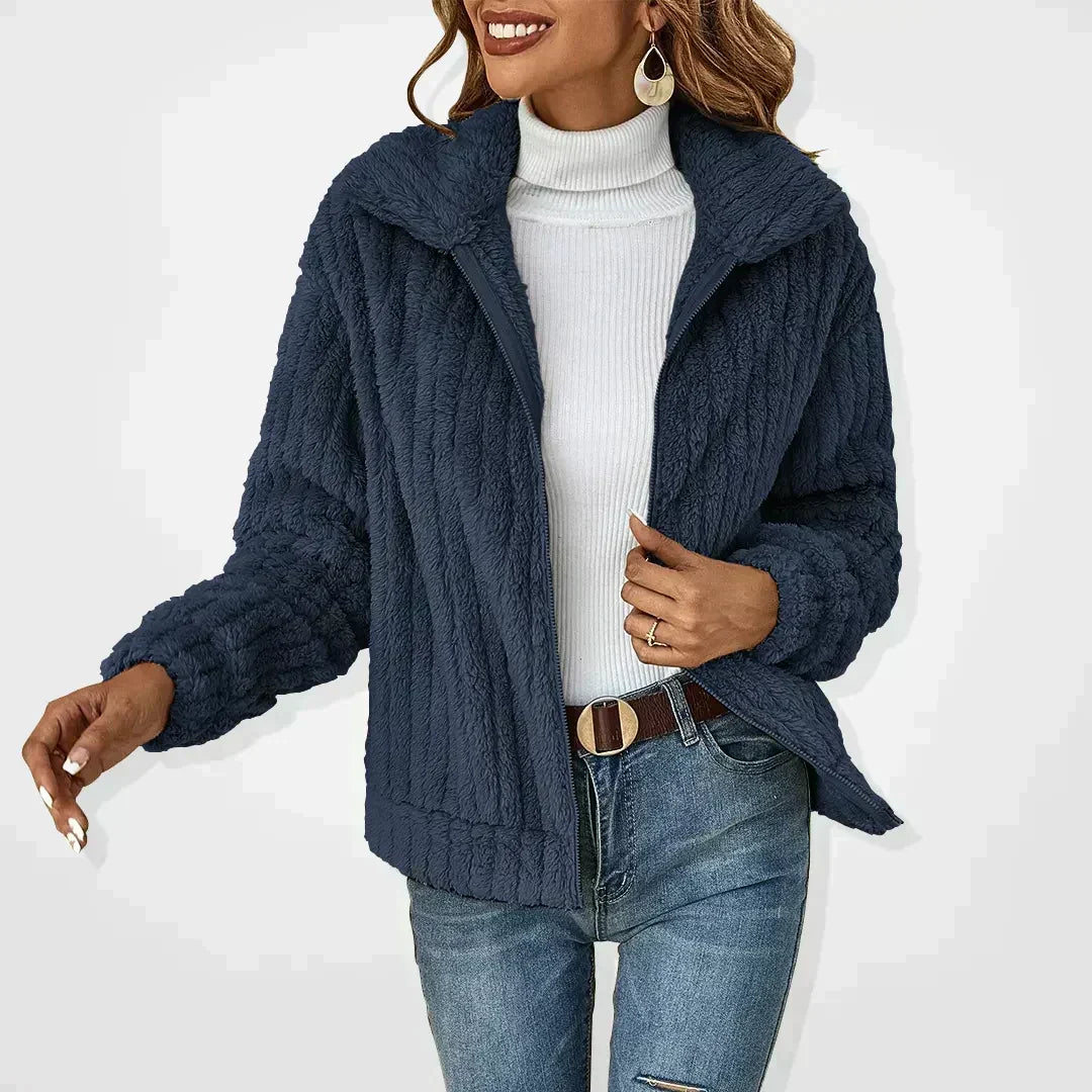 Eleganter Damen Cardigan aus Strick, kuschelig weich, mit stilvollem Schalkragen für modische Winter- & Übergangslooks.