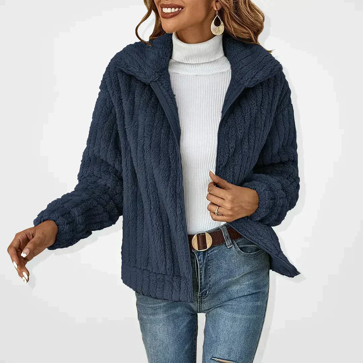 Eleganter Damen Cardigan aus Strick, kuschelig weich, mit stilvollem Schalkragen für modische Winter- & Übergangslooks.