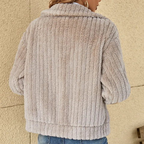 Gemütliche Damen Strickjacke in Kuschel-Optik, elegant und warm, mit Schalkragen – ideal für kalte Wintertage.