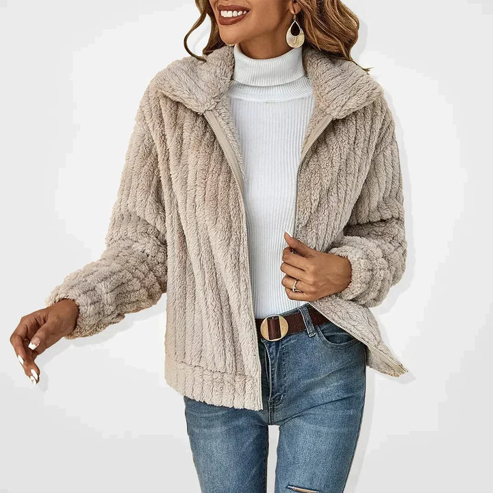 Weiche Damen Kuschel-Strickjacke mit Schalkragen, loose fit für warme Eleganz an kühlen Tagen, ideal als Übergangsjacke.
