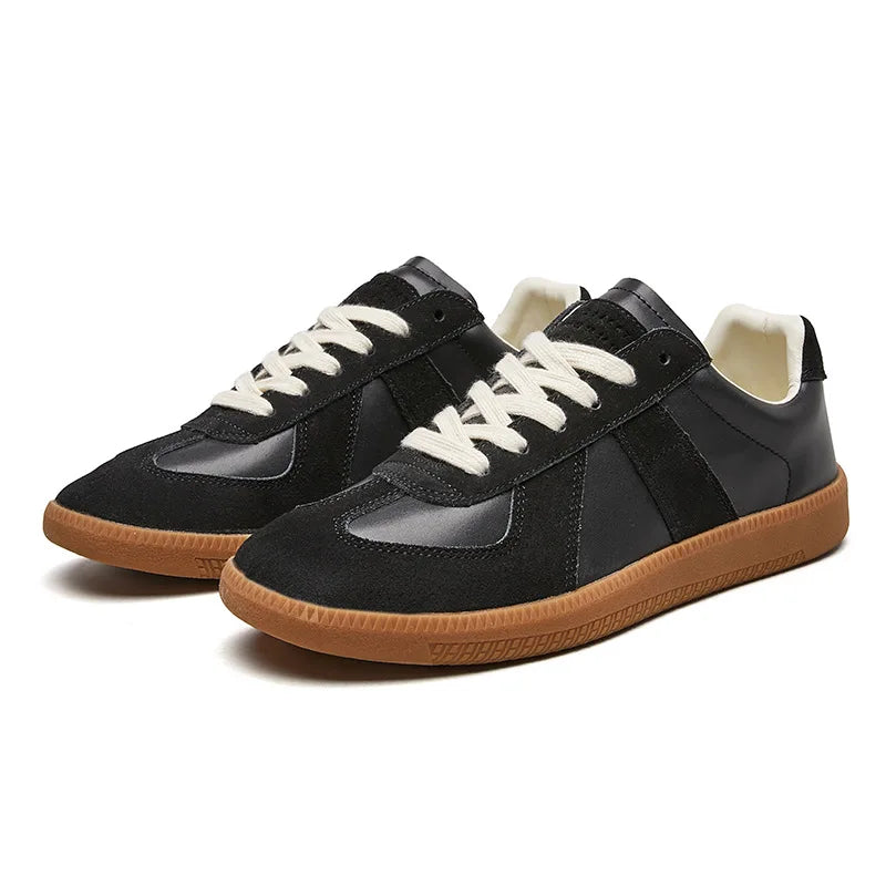 Paar Herren Schnür-Sneakers: Klassisches Design, hochwertige Verarbeitung; bequeme und vielseitige Alltagsschuhe für Männer.