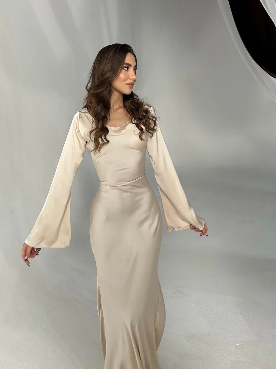Damen Langarm Maxikleid, kombiniert mit Accessoires. Stilvoll für Herbst/Winter.
