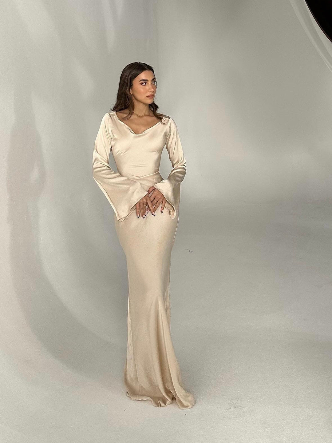 Rückenansicht: Stilvolles Damen Langarm Maxikleid, A-Linie. Bequem & elegant.