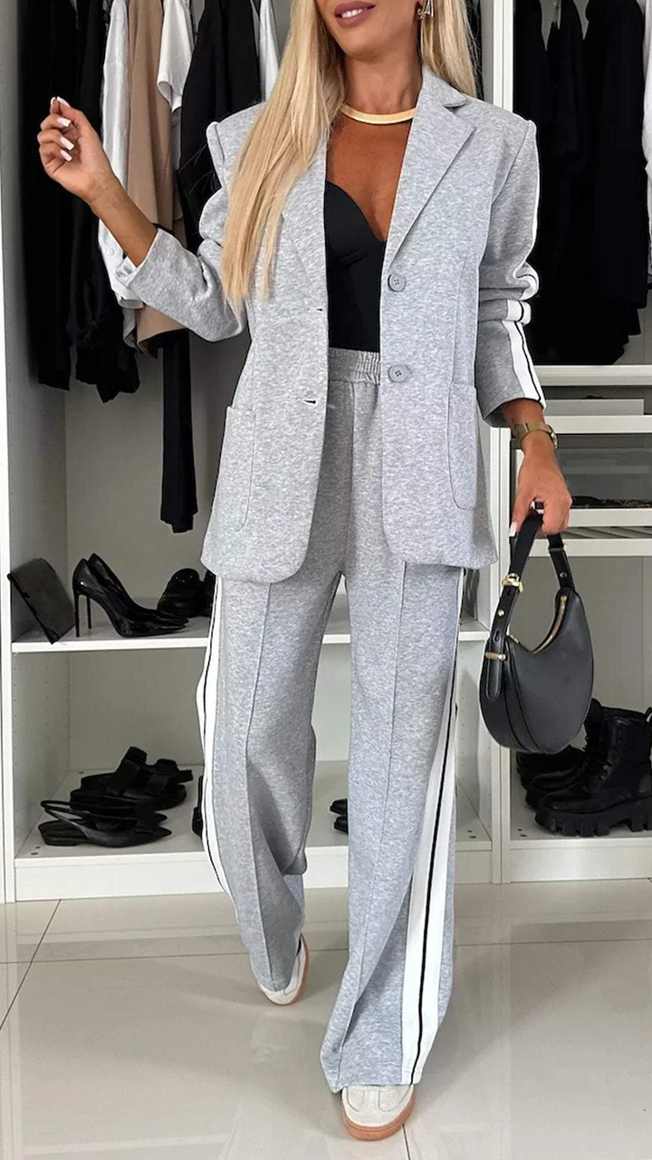 Komfortable gestreifte weite Hose für Damen aus elegantem Zweiteiler-Set, vielseitig tragbar.