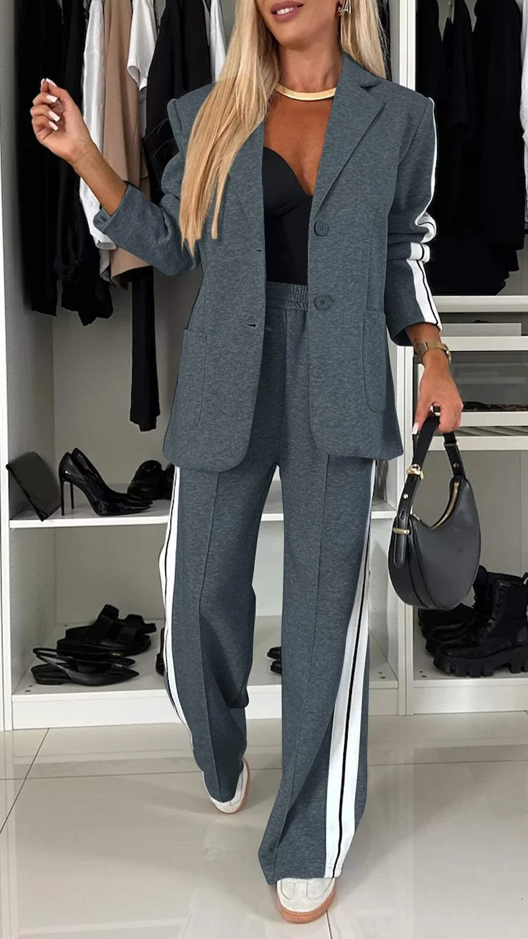 Damen Freizeit- & Business Zweiteiler: Gestreifter Blazer & weite Hose für einen stilvollen Auftritt.