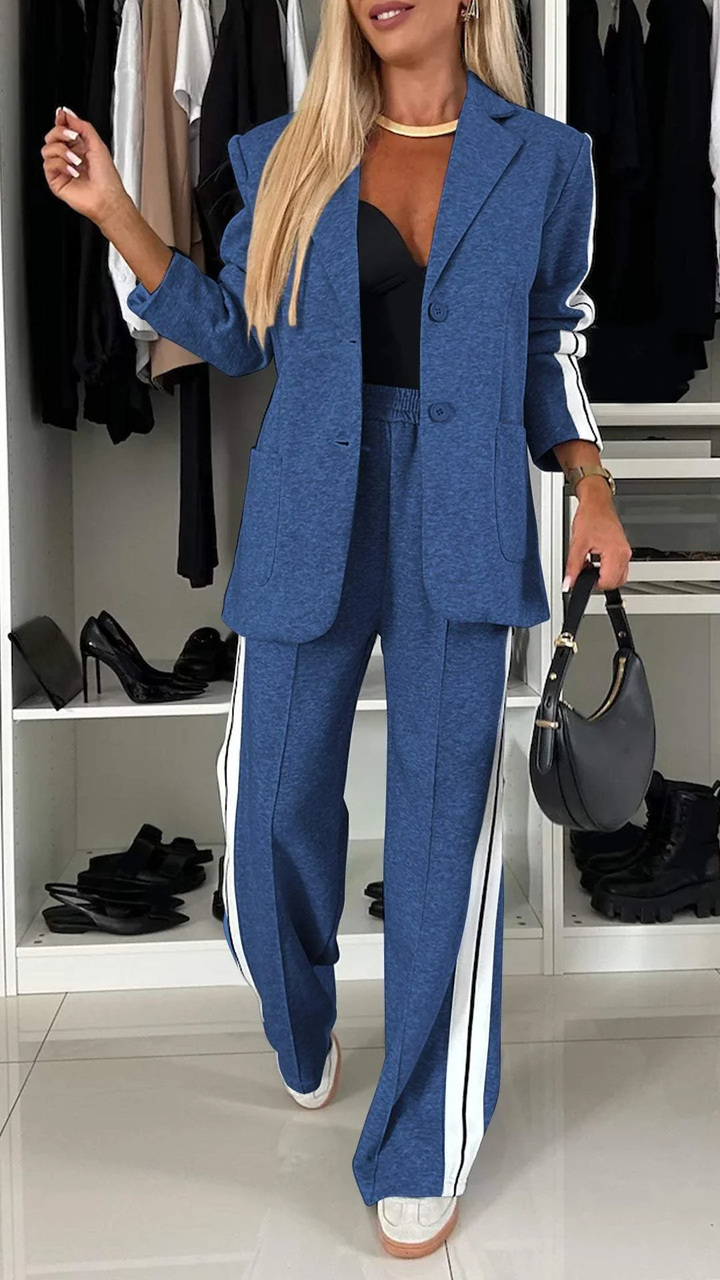 Stylisches gestreiftes Damen Set mit langem Blazer und lockerer weiter Hose, ideal für einen modernen Look.