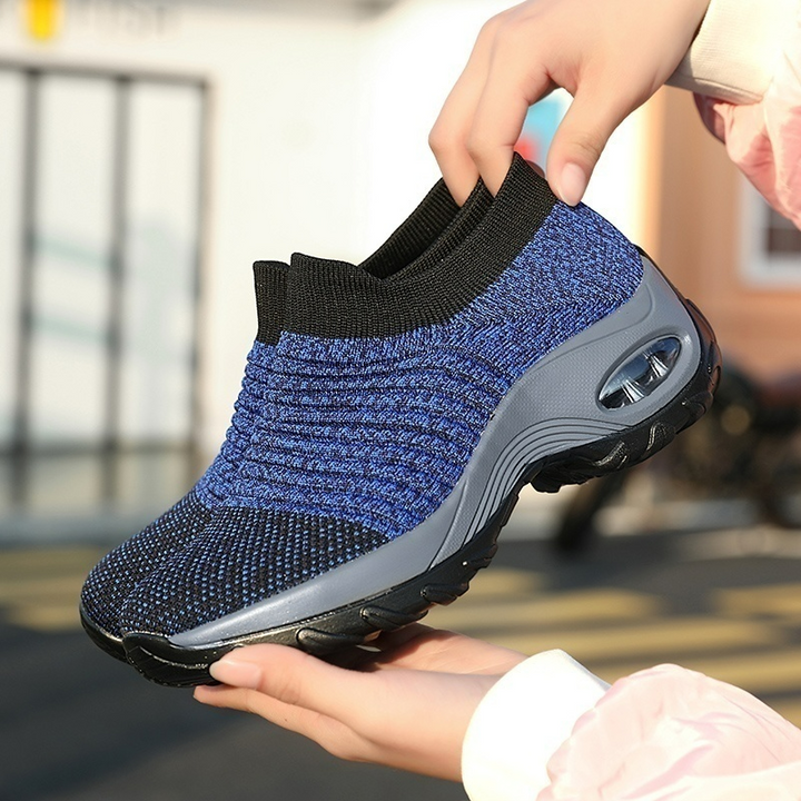 Seitliche Ansicht der luftgedämpften Damen Slip-On Laufschuhe. Modernes Design, bequem für jeden Tag.