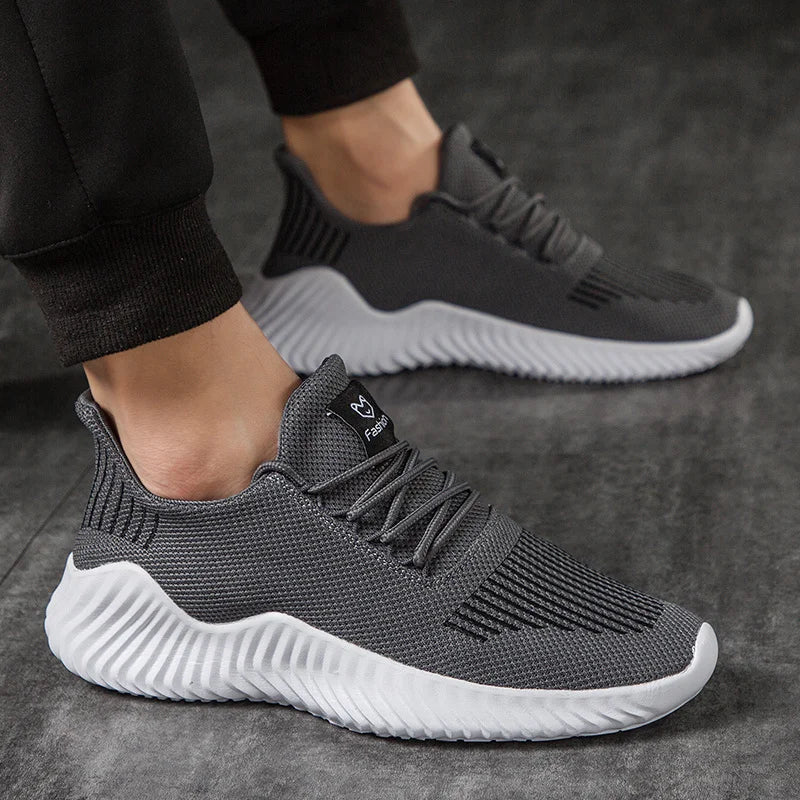 Atmungsaktive Herren Laufschuhe für Komfort. Zeigt die dämpfende Sohle und den sportlichen Stil.