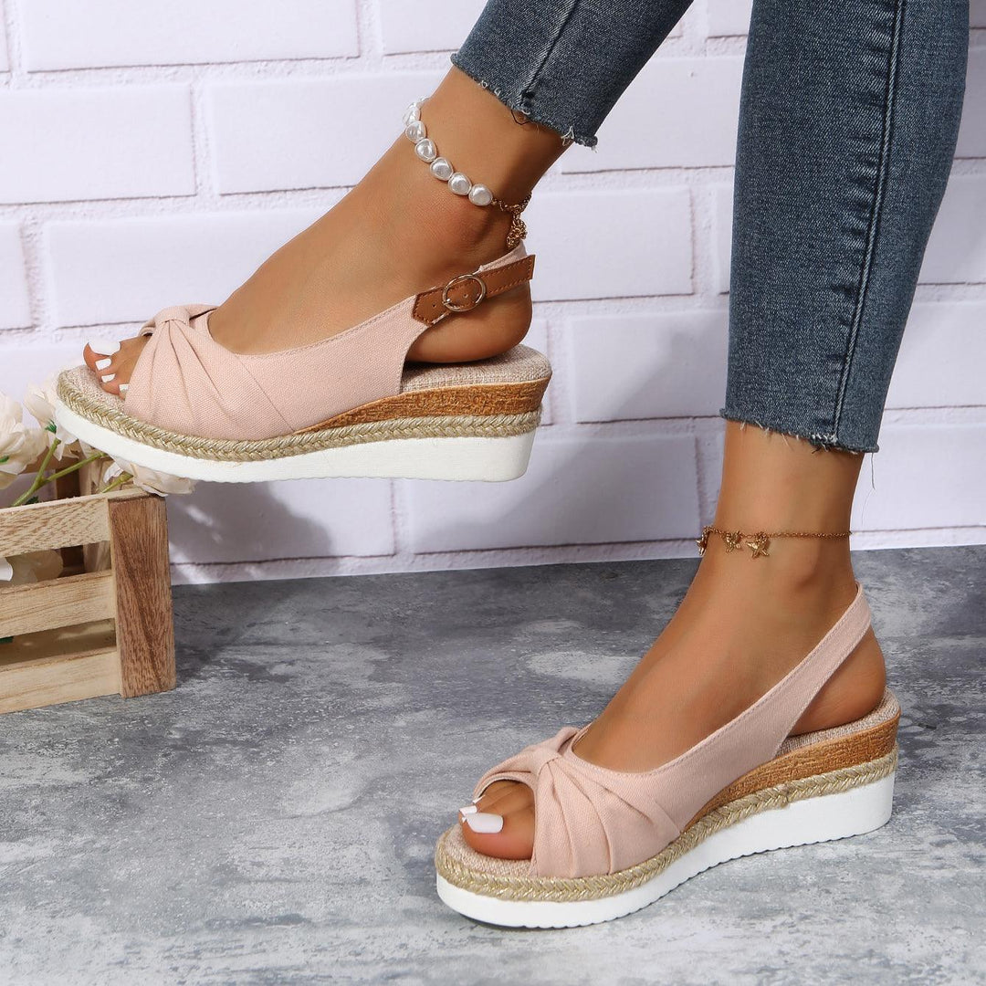 Bequeme Damenschuhe: Modische Keilsandalen für einen stilvollen und komfortablen Sommer.