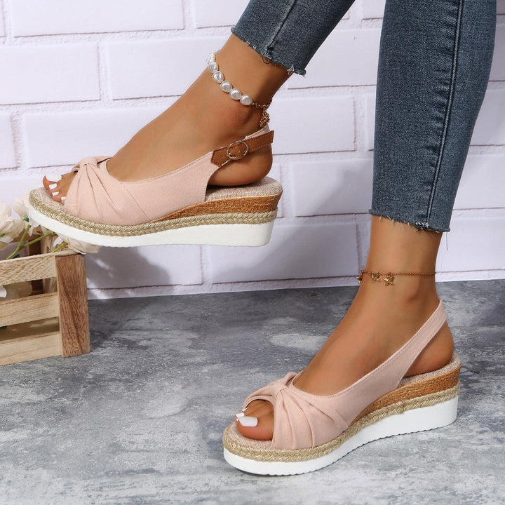 Bequeme Damenschuhe: Modische Keilsandalen für einen stilvollen und komfortablen Sommer.