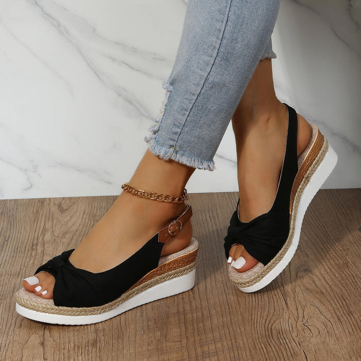 Damen Keilsandalen mit trendigem Design, komfortable Sommerschuhe für Modebewusste.