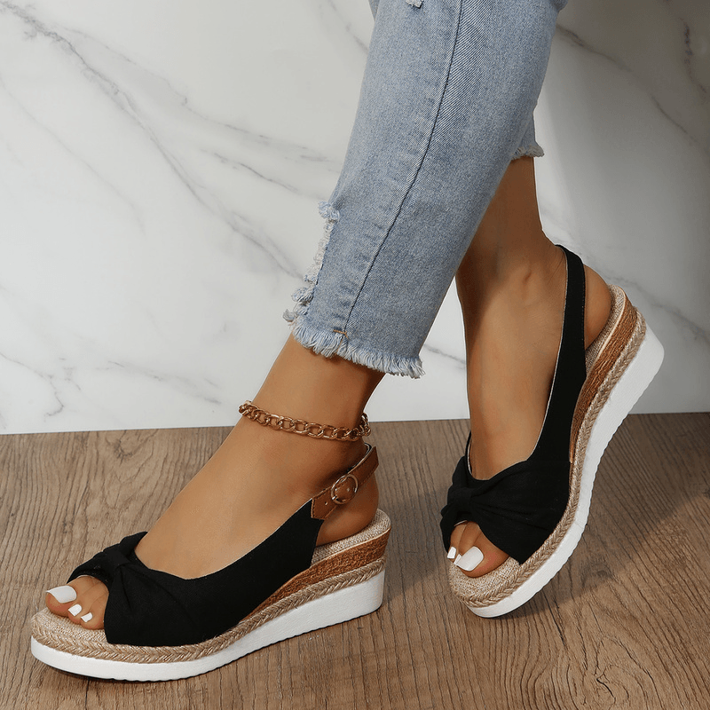 Modische Damen Sommersandalen mit Keil, perfekt für warme Tage und lässige Outfits.