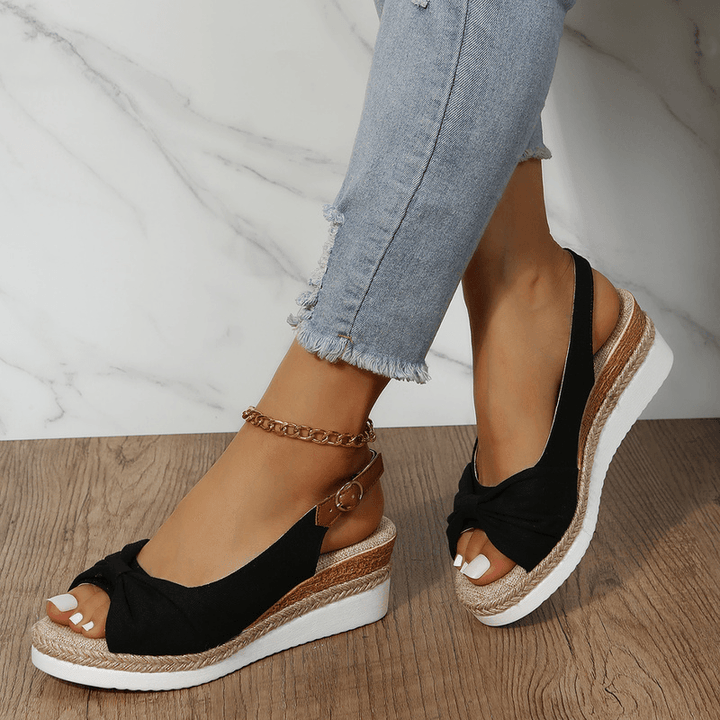 Modische Damen Sommersandalen mit Keil, perfekt für warme Tage und lässige Outfits.