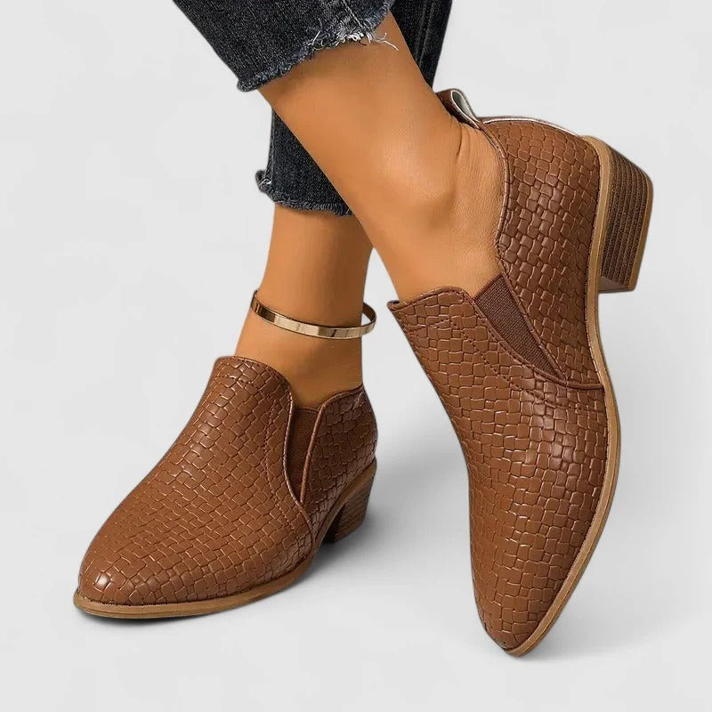 Modische Damen Slip-on Loafer mit spitzer Zehenpartie, Blockabsatz und raffinierter Reptilprägung.