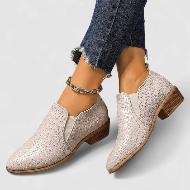 Elegante Damen Loafer mit spitzer Zehenpartie und bequemem Blockabsatz, ideal für Business und Freizeit.