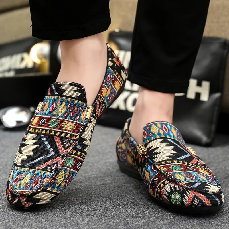 Designer Herren Slipper: Ethno-Loafer mit Goldkette, gemustertem Obermaterial & bequemer Leichtsohle.
