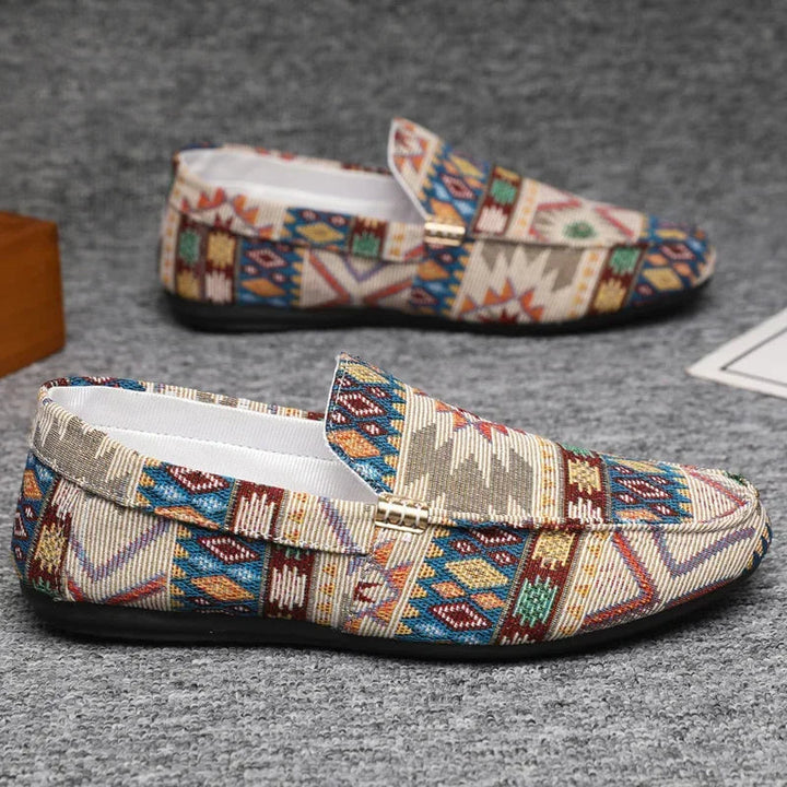 Stylischer Herren-Slipper: Ethno-Loafer mit Goldapplikation und komfortabler Leichtsohle. Ideal für Festivals.