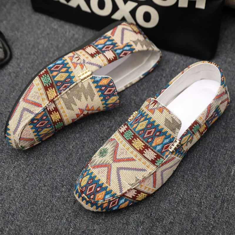 Bohemian Herren Loafer: Bequem, mit Ethno-Muster, Golddetail und leichter Sohle. Perfekt für Freizeit.