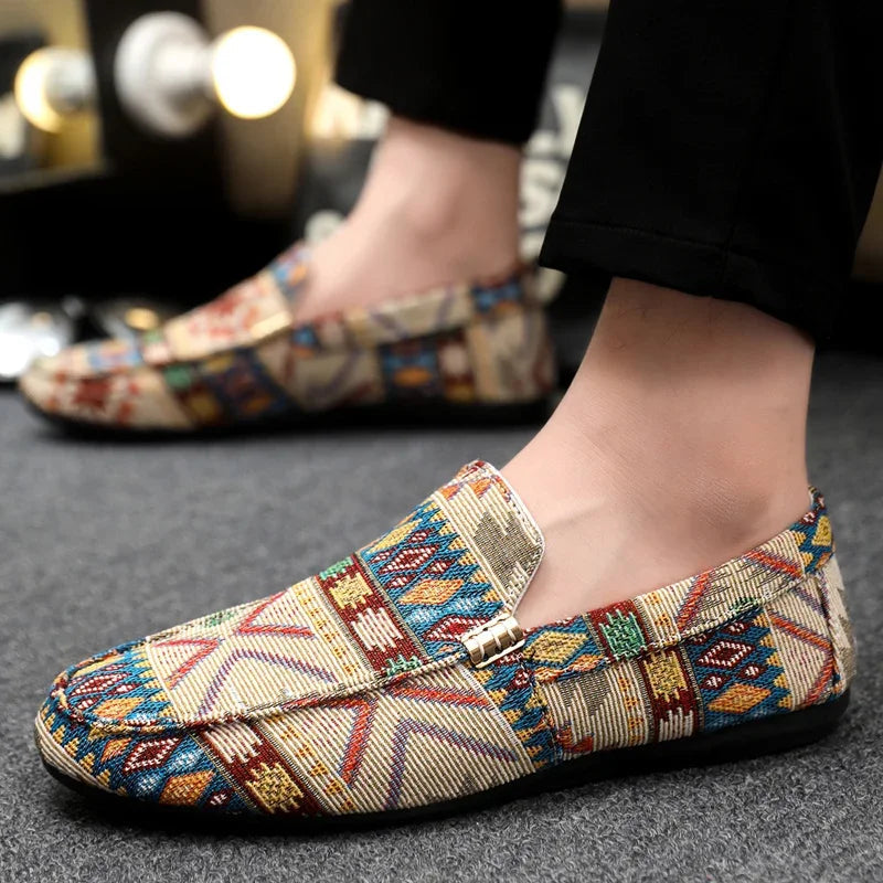 Männer Sommerschuh: Eleganter Ethno Loafer Slipper mit glänzendem Golddetail und leichter Komfortsohle.