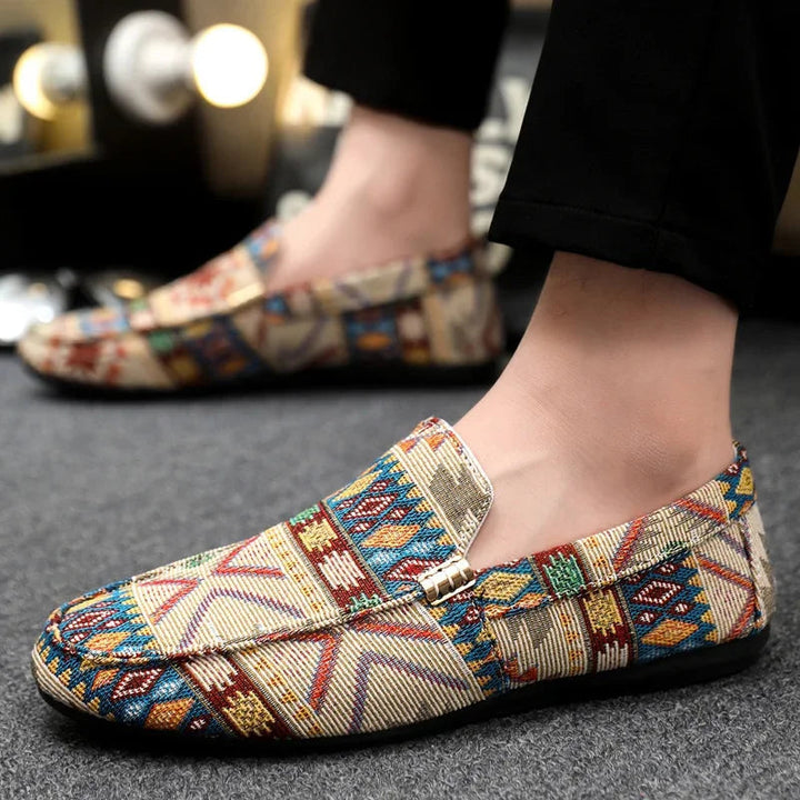 Männer Sommerschuh: Eleganter Ethno Loafer Slipper mit glänzendem Golddetail und leichter Komfortsohle.