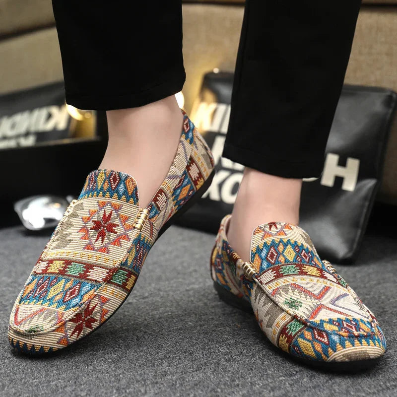 Trendige Herrenschuhe: Ethno-Muster Loafer mit Goldakzent & flexibler Leichtsohle. Für stylische Outfits.