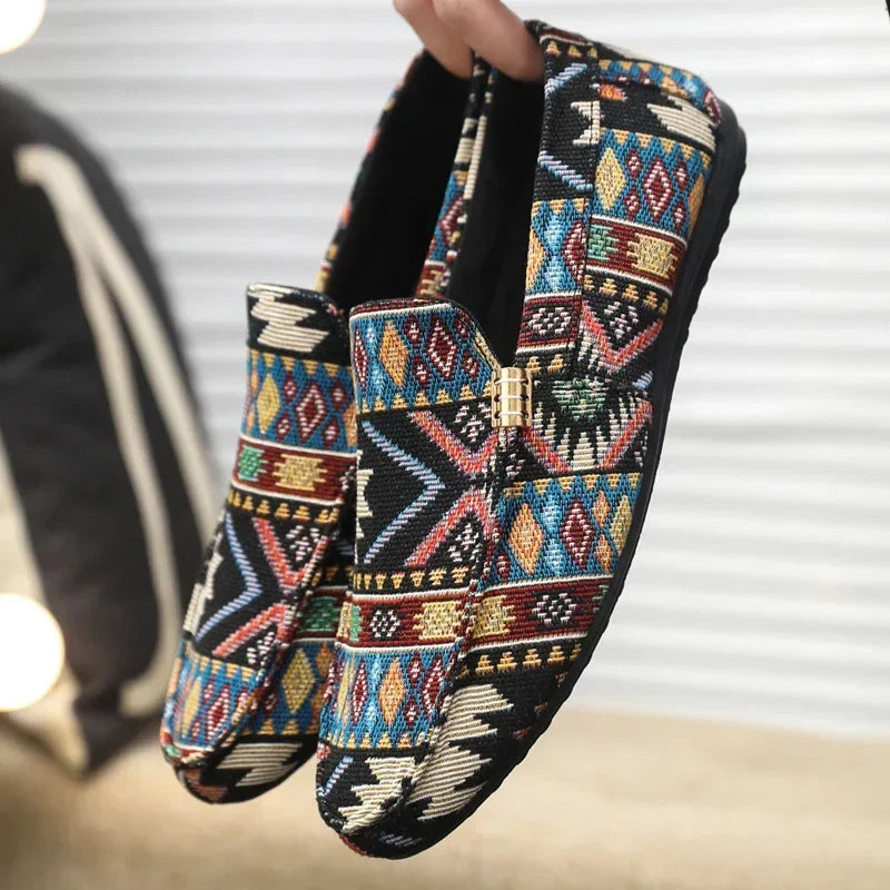 Komfortable Ethno Slipper für Herren: Loafer mit Golddetail, buntem Muster & gedämpfter Komfortsohle.