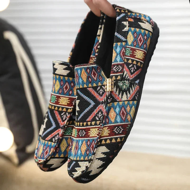 Komfortable Ethno Slipper für Herren: Loafer mit Golddetail, buntem Muster & gedämpfter Komfortsohle.