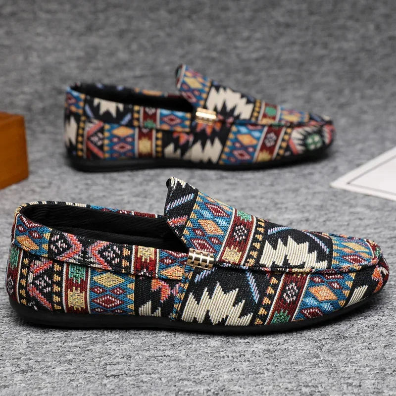 Freizeit Ethno Loafer für Männer: Bequemer Slipper mit Goldverzierung & leichter Gummisohle.