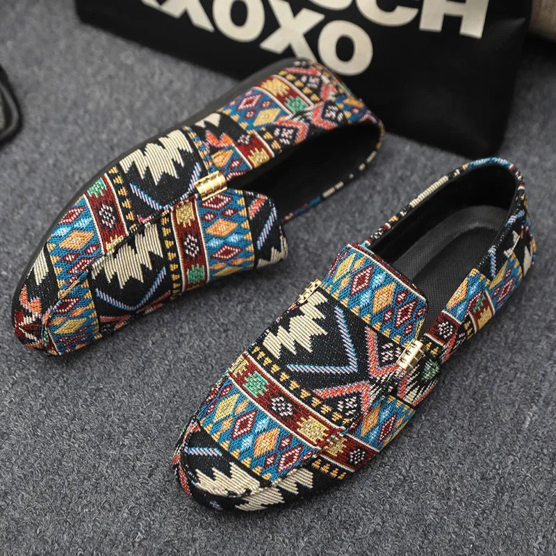 Herren-Loafer im Ethno-Stil: Slipper mit auffälligem Golddetail & atmungsaktiver Komfort-Sohle.