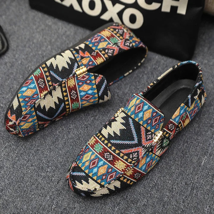 Herren-Loafer im Ethno-Stil: Slipper mit auffälligem Golddetail & atmungsaktiver Komfort-Sohle.