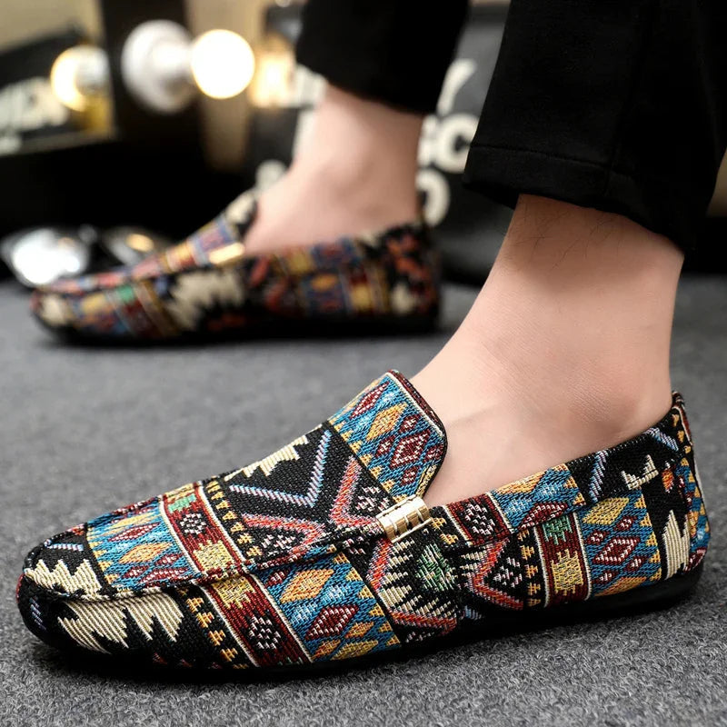 Festival-Herrenschuh: Stylischer Ethno Loafer mit Goldapplikation, Muster & ultraleichter Sohle.