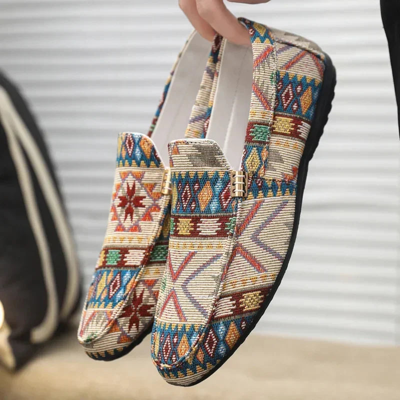 Herren Ethno Loafer Slipper mit Golddetail, beigem Muster & leichter Komfort-Sohle für den Sommer.