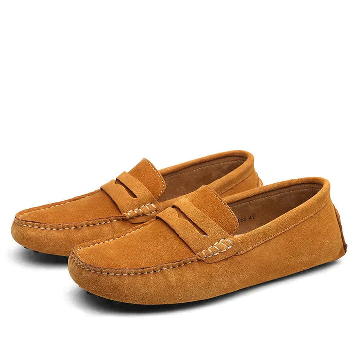 Orangefarbene Penny Loafers, modischer Slip-on; bequeme Männerschuhe für einen frischen Look.