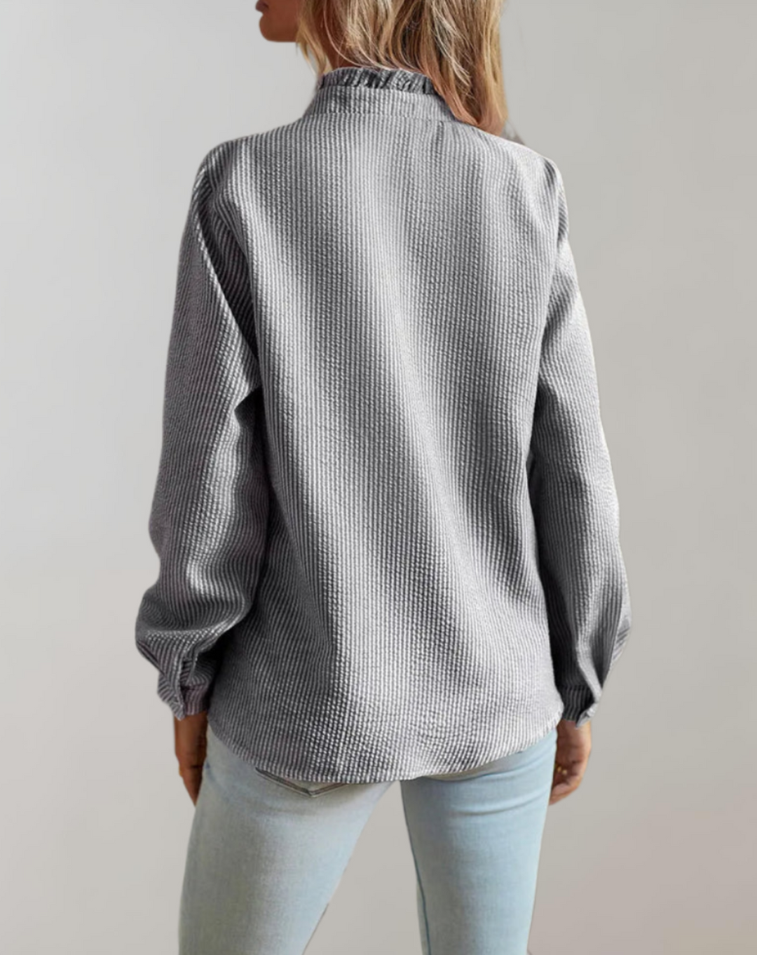 Weißes Damen Top mit Stehkragen & Rüschen. Ein vielseitiges und modernes Oberteil für jeden Anlass.